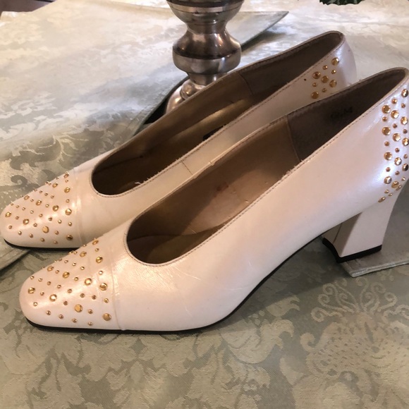 J.Renee Shoes - 👗3 for $25 SALE Ivory Leather Shoes